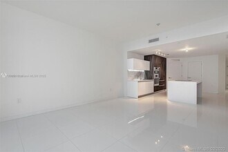 851 NE 1st Ave in Miami, FL - Building Photo - Building Photo