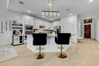 303 Cherrystone Loop in Mustang Ridge, TX - Foto de edificio - Building Photo