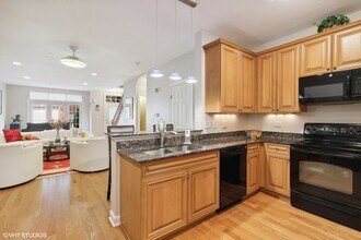 404 Callie Ct in Morton Grove, IL - Building Photo - Building Photo