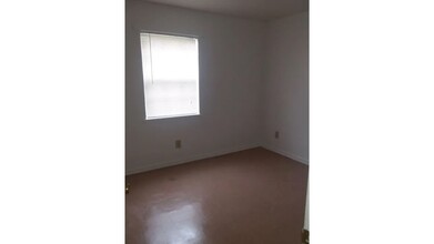 208 E Wells St in Madisonville, TX - Building Photo - Building Photo
