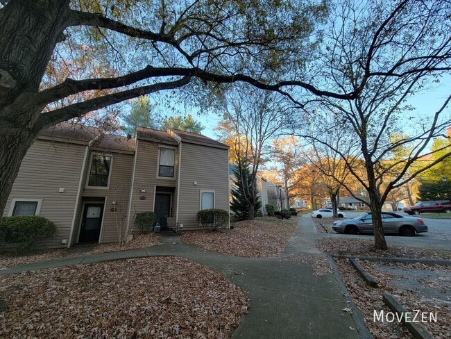 225 Village Ln in Greensboro, NC - Building Photo - Building Photo