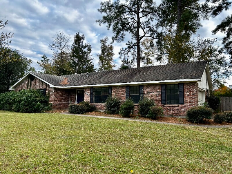 905 Cherokee St in Deridder, LA - Building Photo