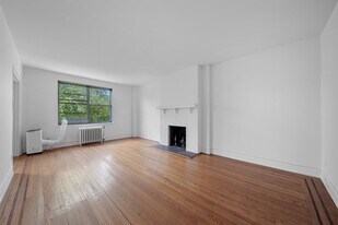 100 E Palisade Ave in Englewood, NJ - Building Photo