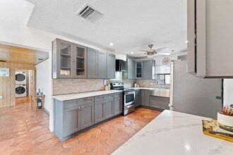 1841 Buccaneer Dr in Sarasota, FL - Building Photo - Building Photo