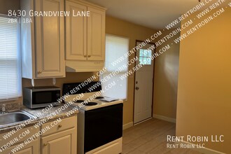 8430 Grandview Ln in Overland Park, KS - Building Photo - Building Photo