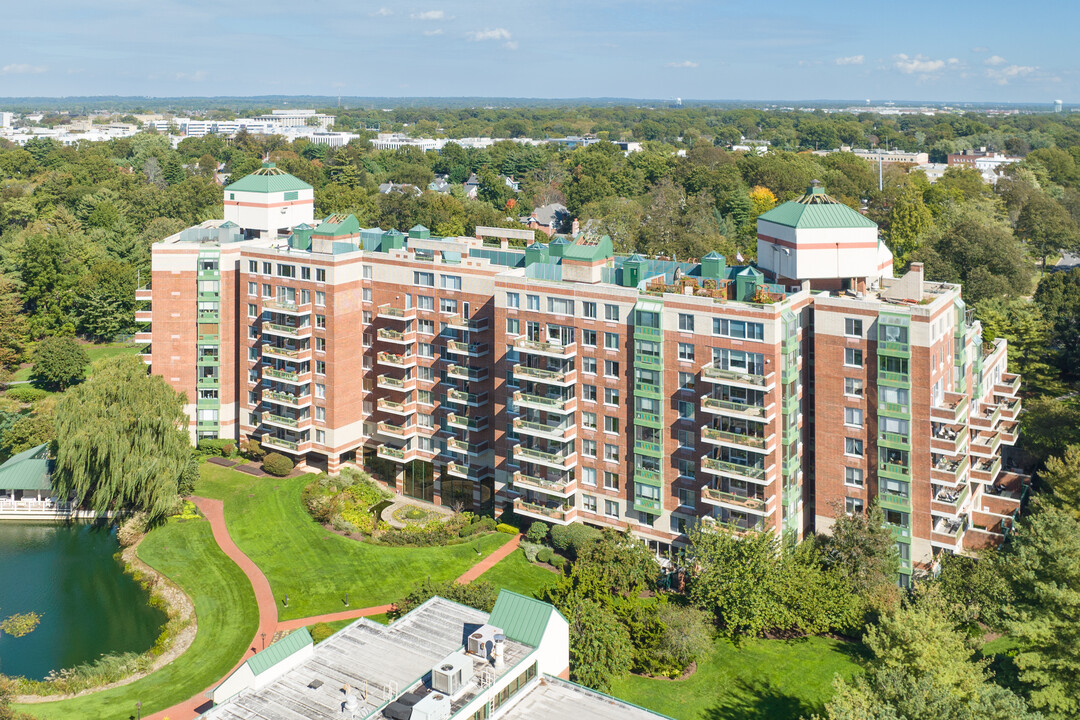 Wyndham West in Garden City, NY - Building Photo