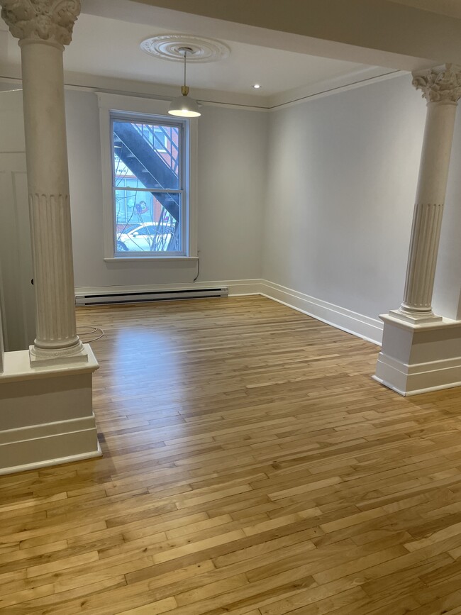 property at 451 Saint-Roch Rue