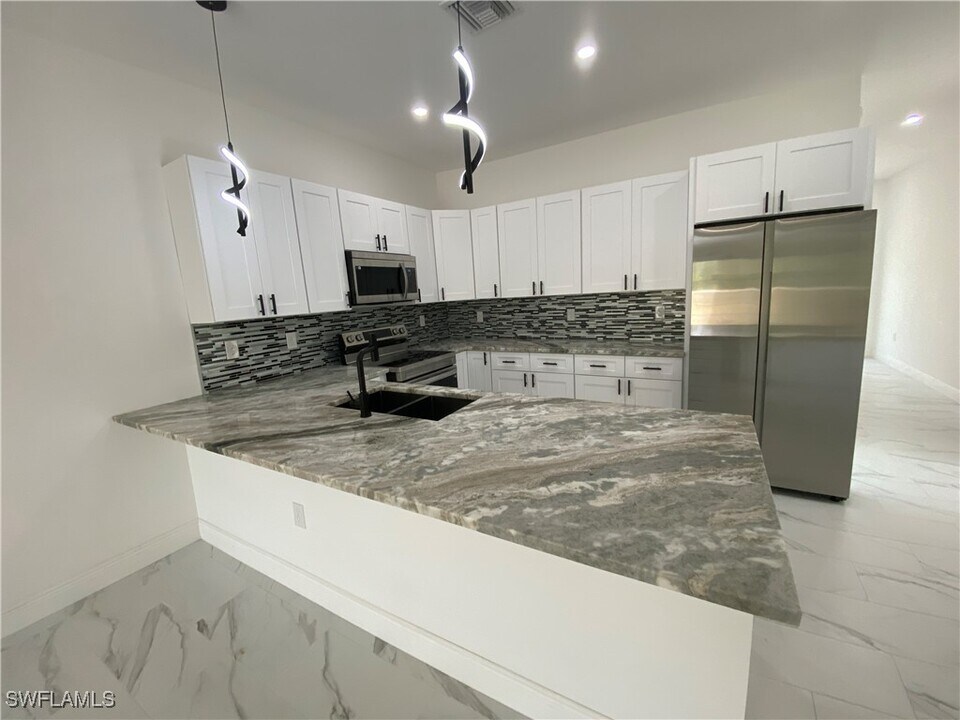 5446 Billings St in Lehigh Acres, FL - Foto de edificio