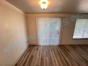 2211 SE 96th Dr in Portland, OR - Building Photo - Building Photo