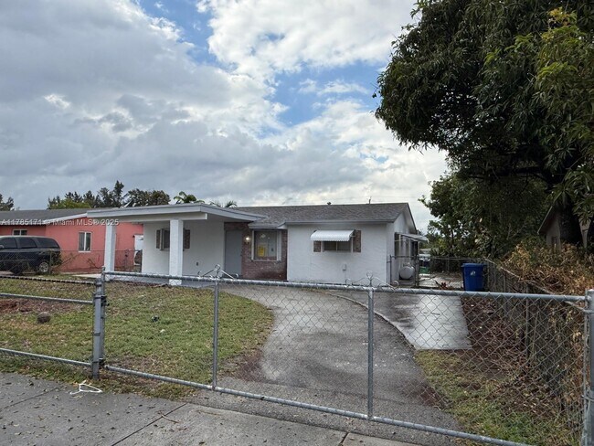 2631 NW 25th St in Fort Lauderdale, FL - Foto de edificio - Building Photo