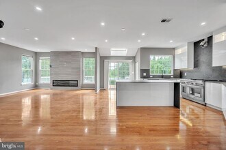 20195 Hidden Creek Ct, Unit 1 in Ashburn, VA - Building Photo - Building Photo