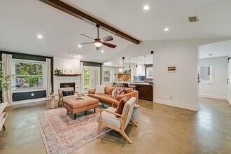 9012 Texas Oaks Dr in Austin, TX - Building Photo - Building Photo