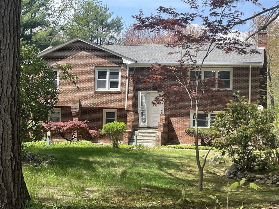 465 Hartford St in Westwood, MA - Building Photo