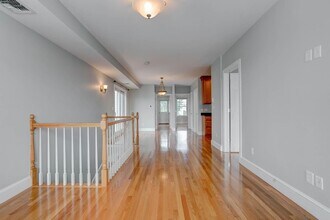 168 W 9th St, Unit 3 in Boston, MA - Foto de edificio - Building Photo