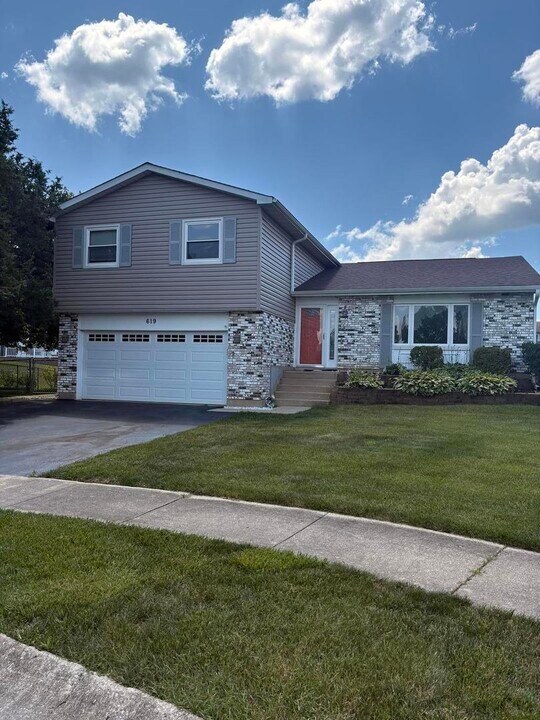 619 Belair Ct in Carol Stream, IL - Foto de edificio