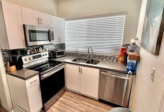 1074 NW 49th St in Miami, FL - Building Photo - Building Photo