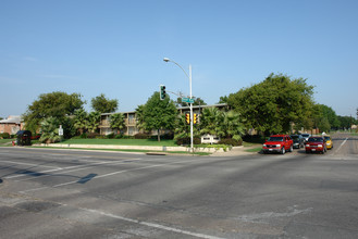 Upper E - Coral Gates (OLD) in Dallas, TX - Building Photo - Building Photo