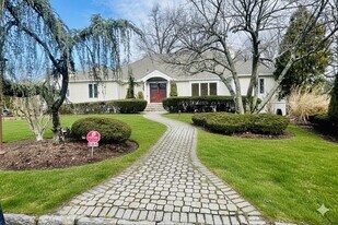 164 Rock Creek Ln in Scarsdale, NY - Building Photo