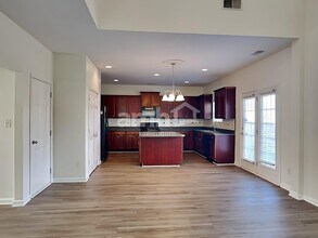 1361 Pondhaven Dr in High Point, NC - Foto de edificio - Building Photo