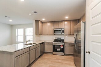 24739 Linaria Dr in Montgomery, TX - Foto de edificio - Building Photo