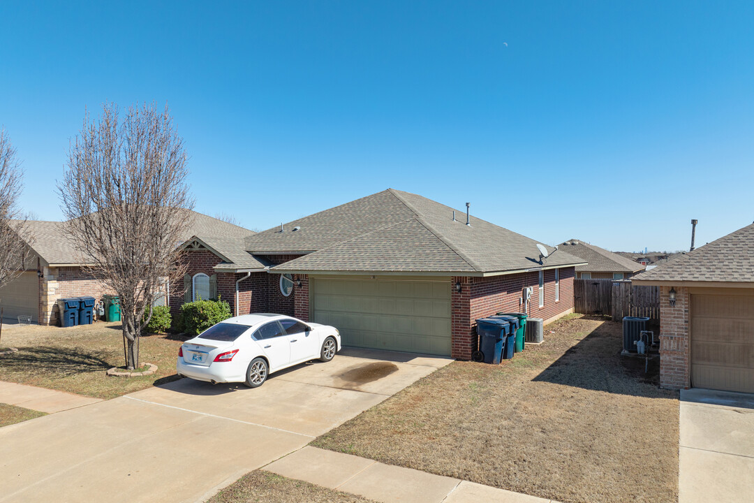 908 Aspen Creek Ter in Yukon, OK - Building Photo