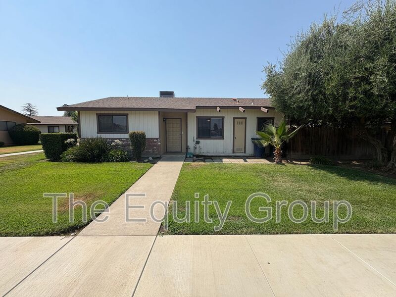 409 E Roosevelt Ave in Tulare, CA - Building Photo