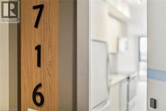 720 Whitlock Ave in Milton, ON - Building Photo - Building Photo