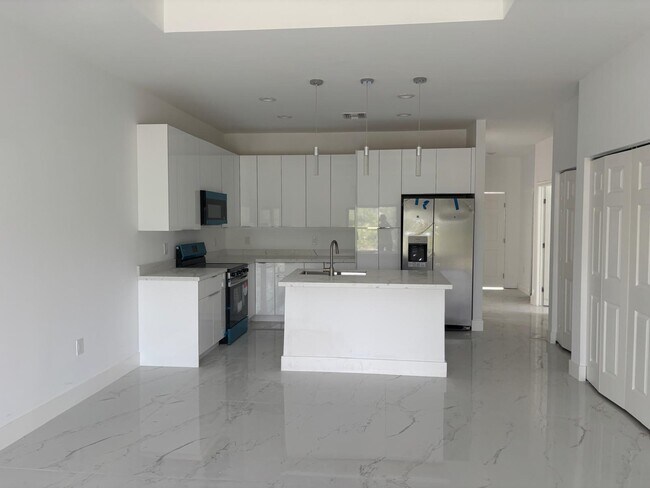 729 Lamar St E in Lehigh Acres, FL - Building Photo - Building Photo