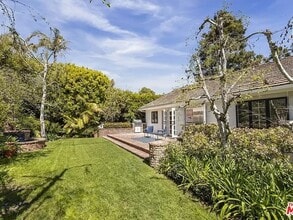 17481 Tramonto Dr in Pacific Palisades, CA - Foto de edificio - Building Photo
