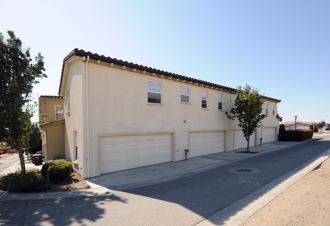 Creek Bridge Apartments in King City, CA - Foto de edificio - Building Photo