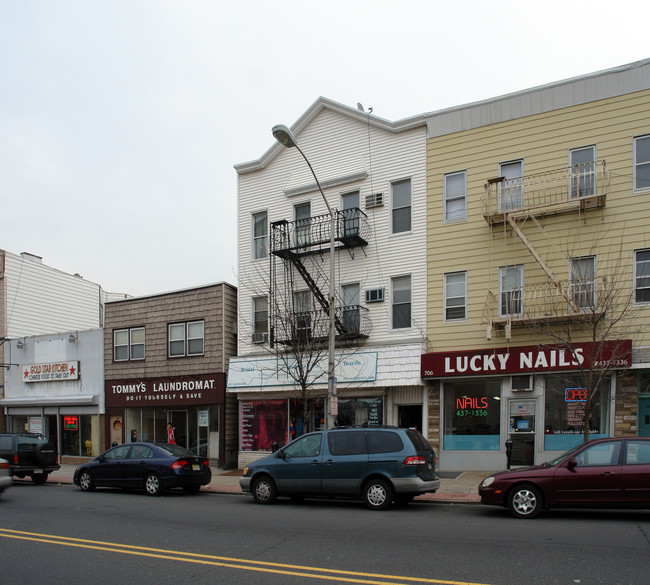 708 Broadway in Bayonne, NJ - Foto de edificio - Building Photo