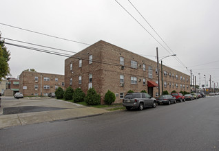 Oregon Court Apartments in Philadelphia, PA - Building Photo - Building Photo