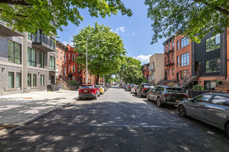 26 Eldert St in Brooklyn, NY - Foto de edificio - Building Photo