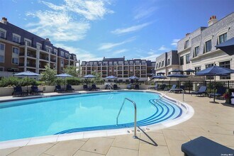 3000 Royal Ct in North Hills, NY - Building Photo - Building Photo