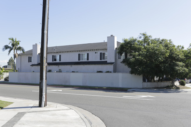 1740-1746 Orange Ave in Costa Mesa, CA - Foto de edificio - Building Photo