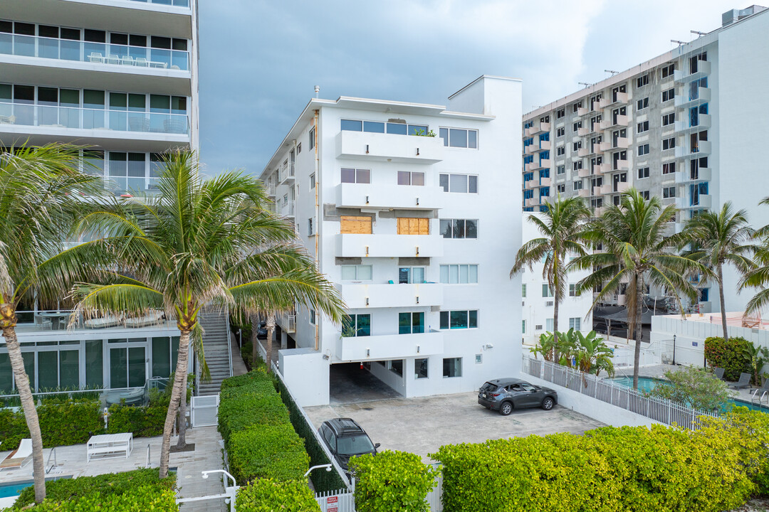 East Atlantic Gardens in Miami Beach, FL - Building Photo