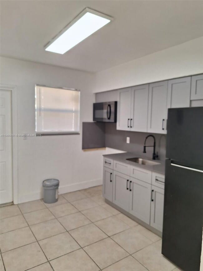 1226 Sesame St in Opa Locka, FL - Building Photo - Building Photo