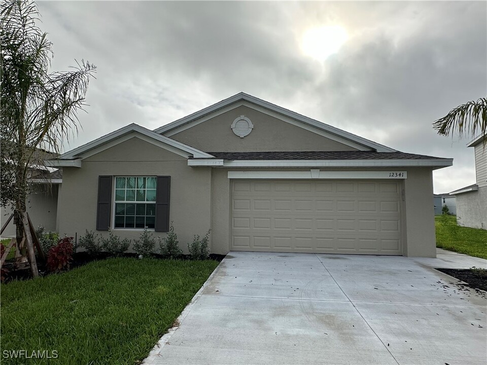 12341 Amber Waves Rd in Lehigh Acres, FL - Building Photo