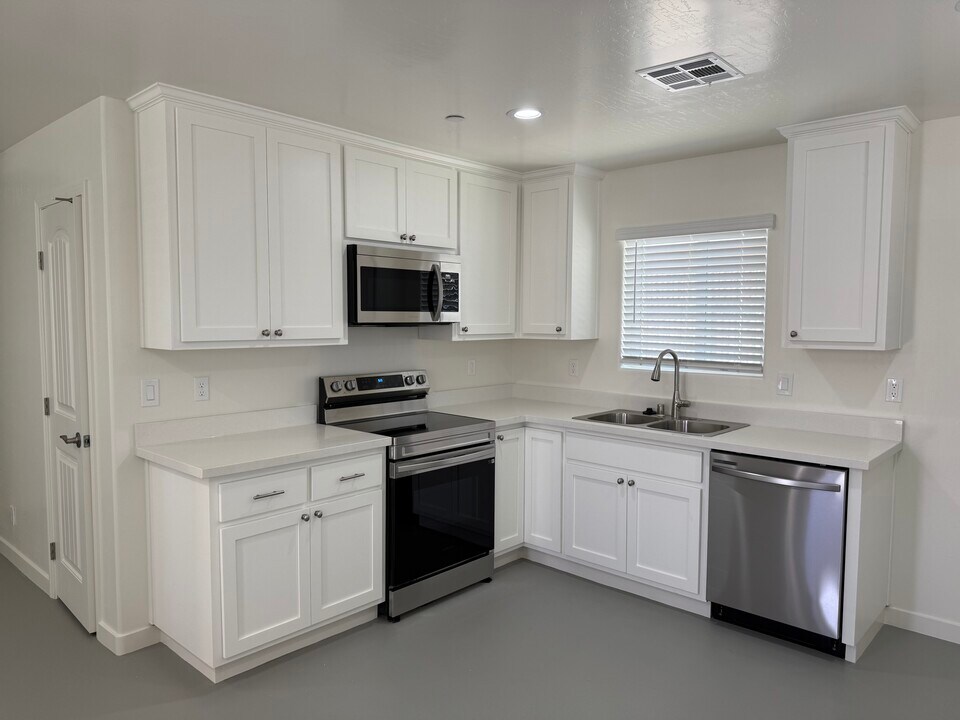 1133 W Mariposa Ave, Unit A in Ridgecrest, CA - Foto de edificio