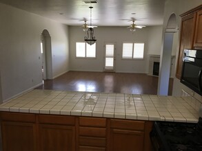 525 Blue Meadow Ct in Bakersfield, CA - Building Photo - Building Photo