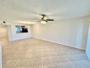 738 Landover Cir in Naples, FL - Building Photo - Building Photo