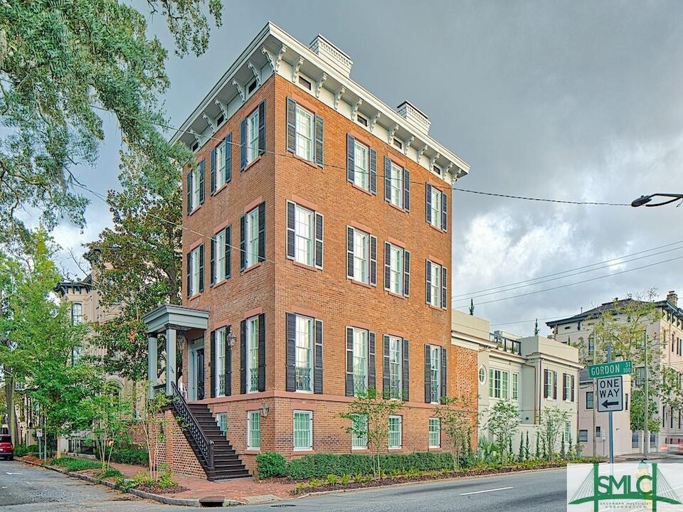 24 E Gordon Ln in Savannah, GA - Building Photo