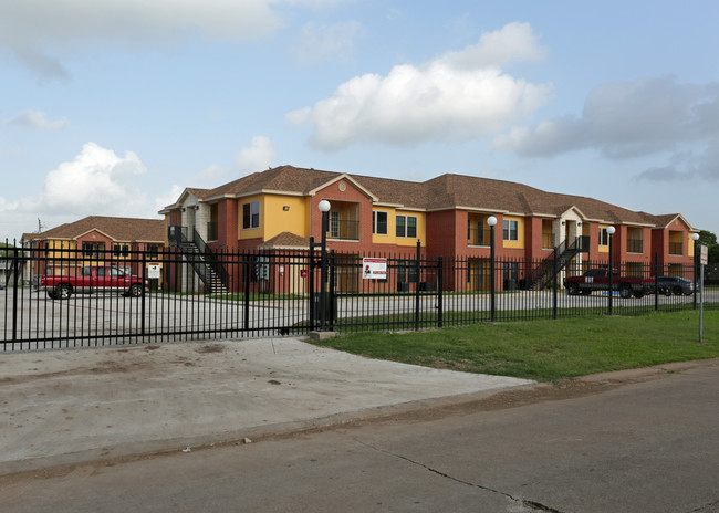 The Red Rose Of Texas Apartments in Clute, TX - Foto de edificio - Building Photo