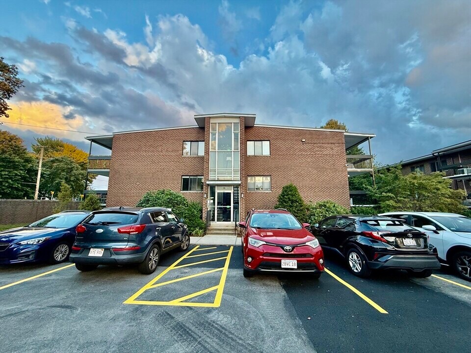 160 Elm St in Braintree, MA - Building Photo