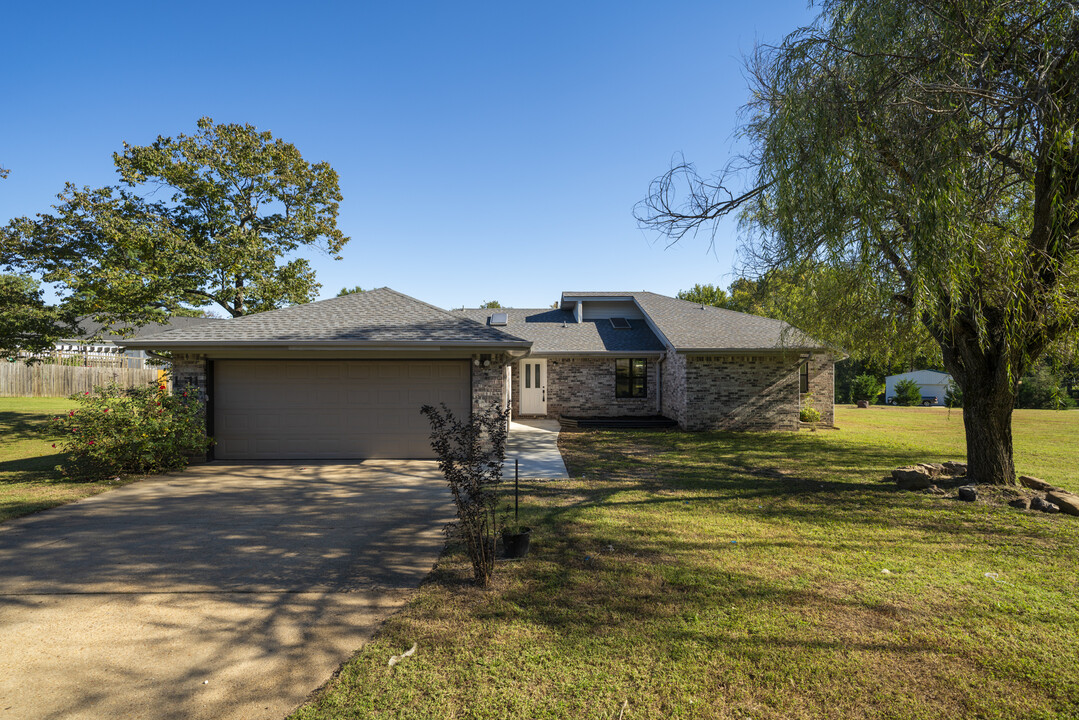 1511 Country Manor Ln in Jonesboro, AR - Building Photo