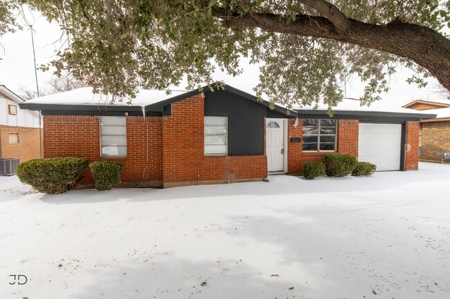 1708 Cimarron Trail in Wichita Falls, TX - Building Photo - Building Photo