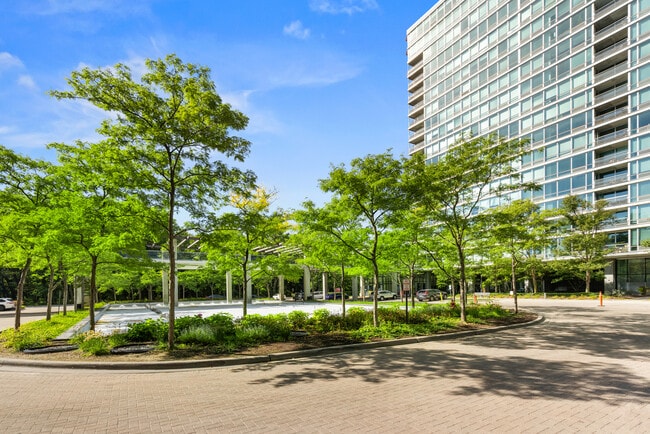 9715 Woods Dr in Skokie, IL - Building Photo - Building Photo