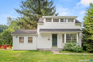 527 Danbury Rd in Wilton, CT - Building Photo