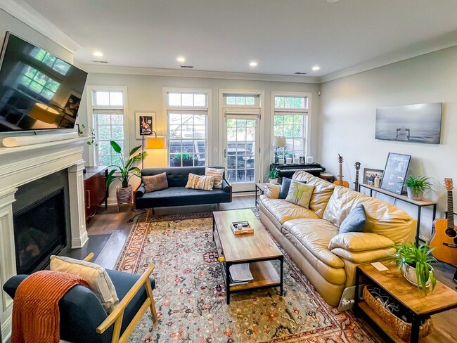 1241 W Oakdale Ave, Unit 1241-1W