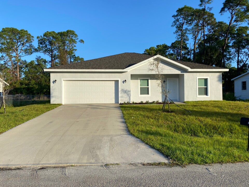 449 Truvall St SW in Palm Bay, FL - Building Photo